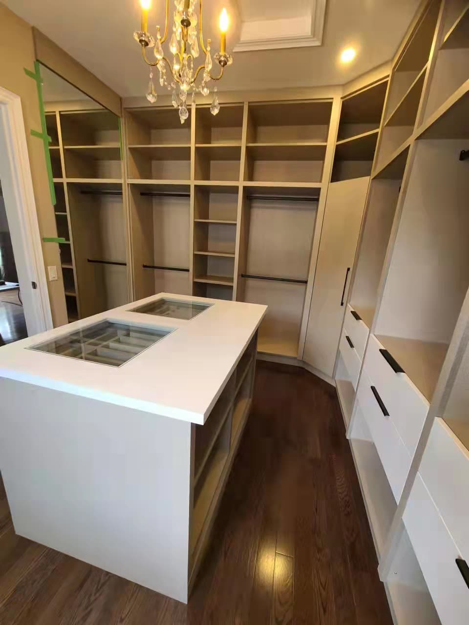 Modern closets made by melamine and high gloss white