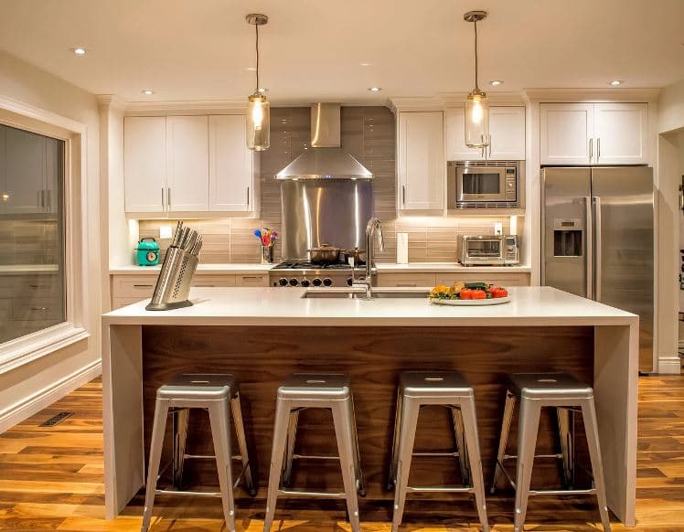 Modern Kitchen with Painted White Shaker Doors and Complementary Handles for Appliances