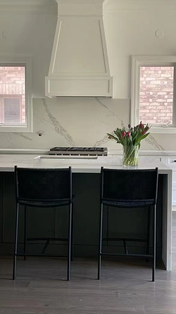 Painted MDF Modern Kitchen with White Melamine Walk-In Pantry