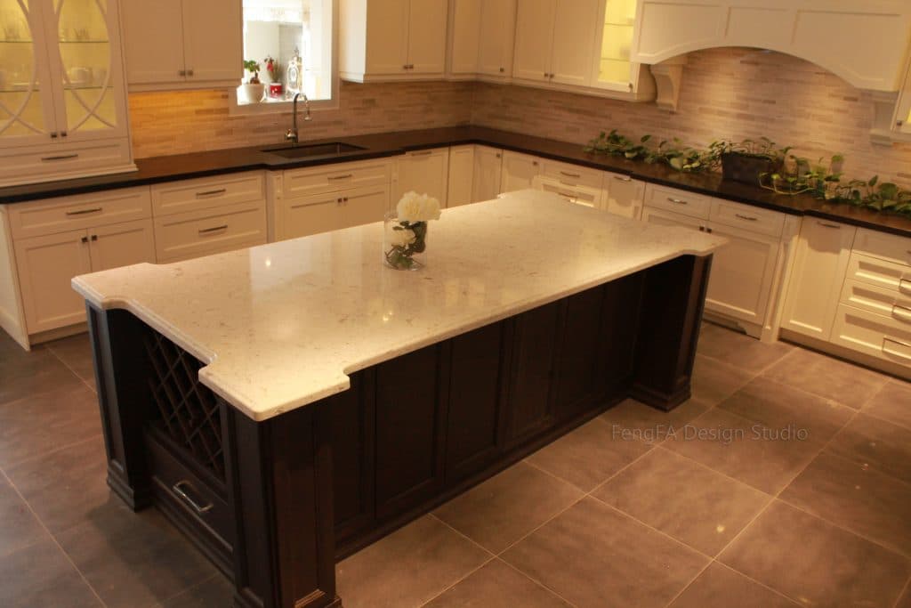 Transitional/Modern Kitchen with Contrasting Central Island